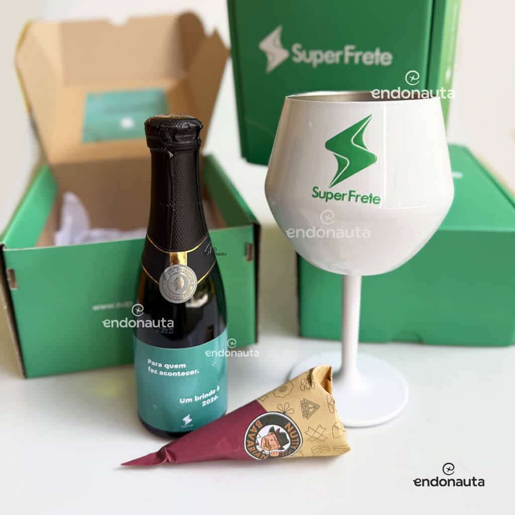 KIT CELEBRANDO CONQUISTAS COM CAIXA, TAÇA DE VINHO TÉRMICA, ESPUMANTE PERSONALIZADO E MIX DE NUTS BAVARIAN CARAMELIZADO.