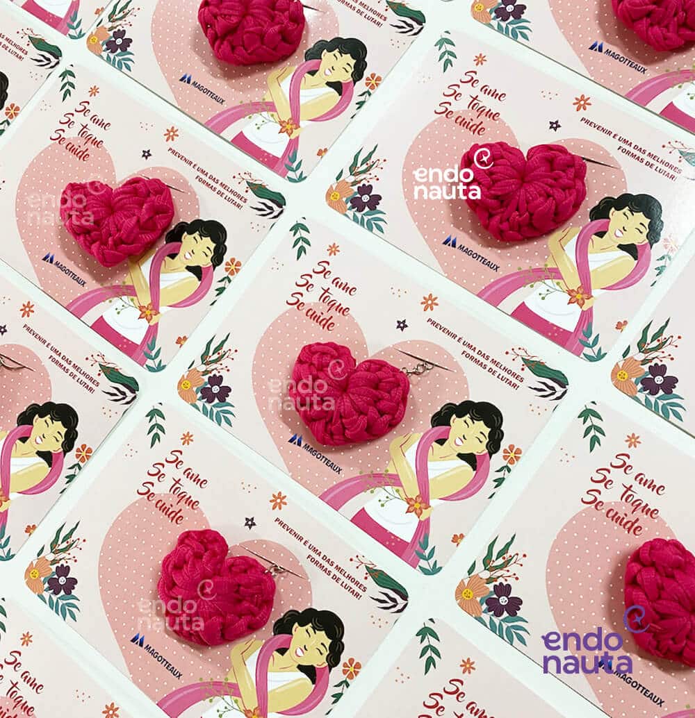 Cartão com chaveiro personalizado para o outubro rosa nas empresas