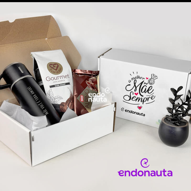 Imagem do Kit Blend Dia das Mães aberto com garrafa, café e chocolate