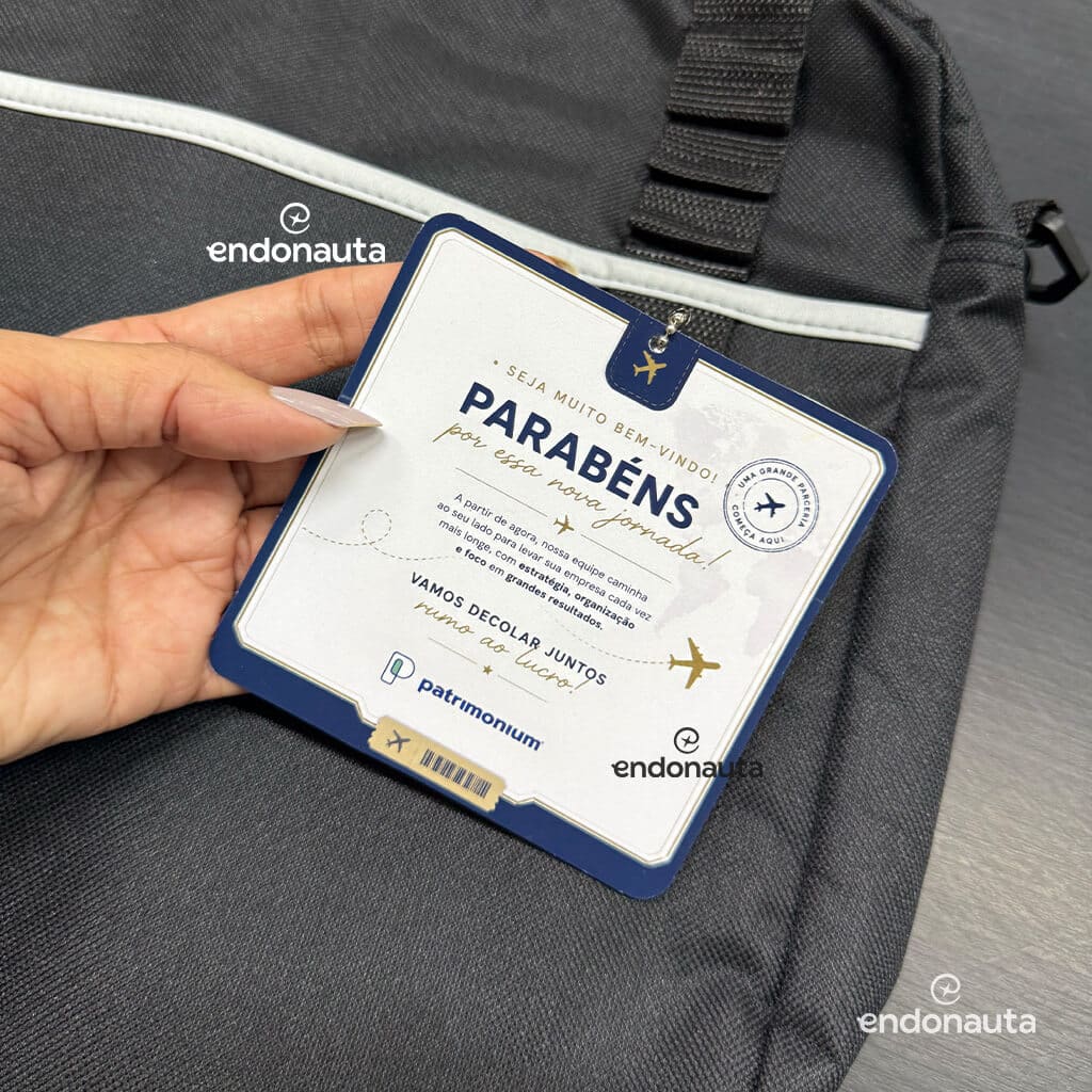 kit embarque nessa viagem para mentoria, treinamento, convenção e boas vindas onboarding com pasta, carregador power bank, kit viagem, almofada, tag de mala, tapa olho, caderno, e cartão de embarque personalizado para contabilidade