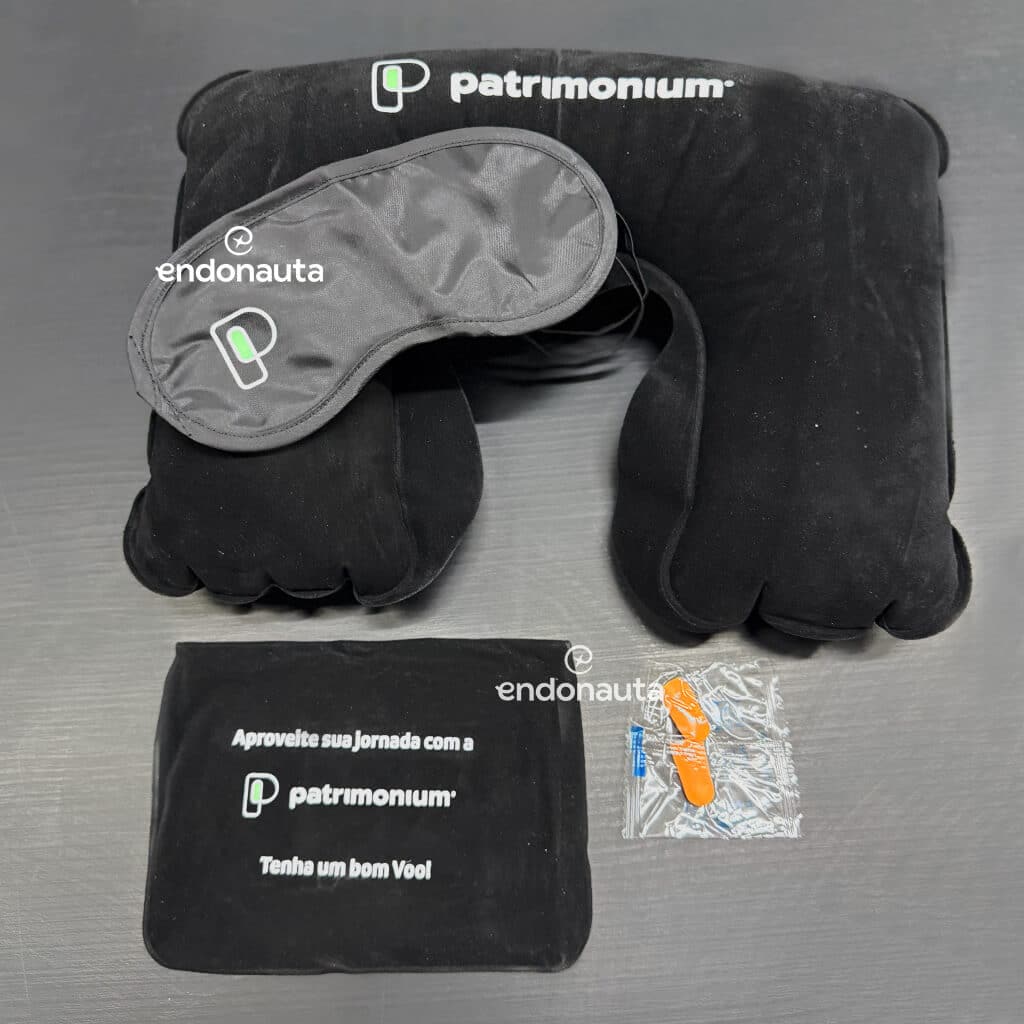 kit viagem com travesseiro de pescoço almofada de encher, tapa olho, necessaire